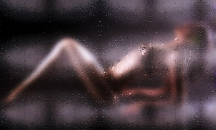 Corpo de mulher meio desfocada sendo observada durante sexo com voyeurismo